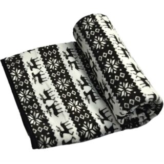 plaid chauffant à rayures noir et blanc avec des motifs montagnards de flocons de neige et de cerfs, partiellement plié/roulé, sur fond blanc