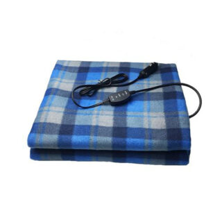 plaid chauffant en peluche tartan bleu, plié avec sa télécommande posé dessus, sur fond blanc