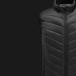 Blouson noir sans manches sur fond noir