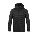 Manteau noir sur fond blanc