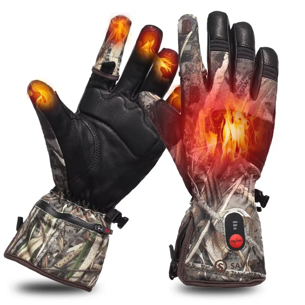 Sur fond blanc, une paire de gants hiver pour le vélo recto verso en motif camouflage avec poche à fermeture éclair et bouton rouge. Il y a des flammes sur les doigts et sur le dessus pour le côté chauffant