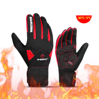 Une paire de gants chauds de vélo en tissu noir et rouge épais entourée de flammes