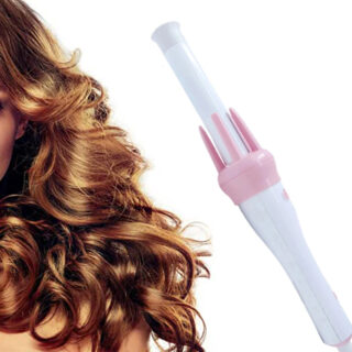 On voit la moitié d'un visage de femme brune avec une longue chevelure ondulée. À côté, un bigoudi chauffant à rotation automatique, aussi appelé fer à friser. Il est blanc et rose.