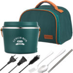 On voit un ensemble pour le déjeuner comprenant un Tupperware vert et rond, son sac de transport assorti, des couverts et un goupillons ainsi que plusieurs prises : une prise secteur standard pour l'Europe, une autre pour les Etats-unis, et une pour la prise allume-cigare d'un véhicule.