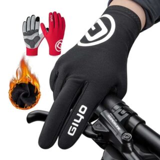 Un gant noir posé sur un guidon de vélo, une paire rouge recto et verso avec renforts rembourrés et dans un rond focus sur le polaire entouré de flamme