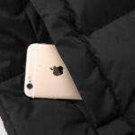 poche du blouson chauffant avec un téléphone dedans