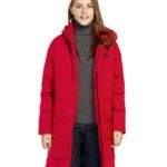 Femme avec manteau long rouge sur fond blanc