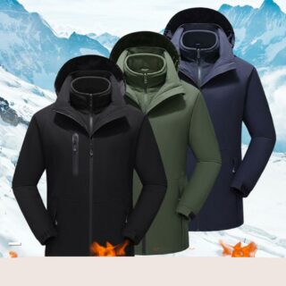 3 manteaux noir, vert et bleu devant une photo de montagne