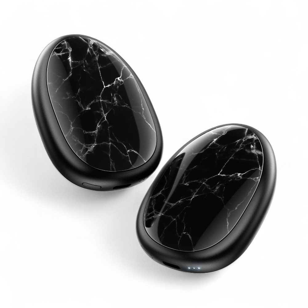 Chauffe-main rechargeable avec fonction anti-stress intégrée, en forme de galet noir ovale avec reflet marbré, sur fond blanc.