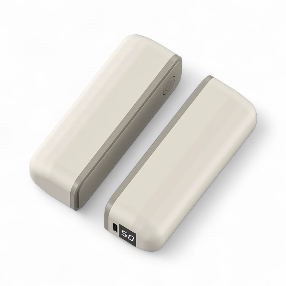 Chauffe-main rechargeable à modules séparables beige de forme rectangulaire avec écran d'affichage LED, sur fond blanc.